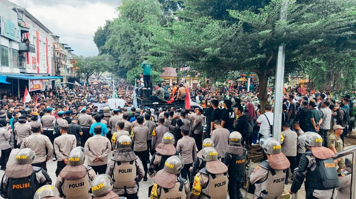 Bentrokan terjadi saat demo di depan Gedung DPRD Binjai, Senin (1/9/2025) (IDN Times/Bambang Suhandoko)