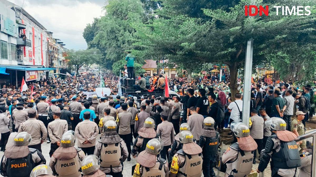 Bentrokan terjadi saat demo di depan Gedung DPRD Binjai, Senin (1/9/2025) (IDN Times/Bambang Suhandoko)