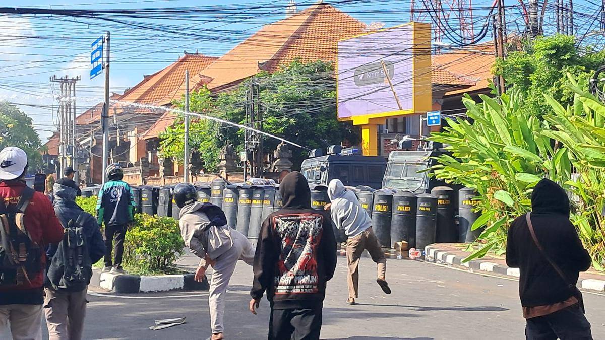 Massa aksi di sekitar Kepolisian Daerah (Polda) Bali, Sabtu (30/8/2025). (IDN Times/Irma Yudistirani)