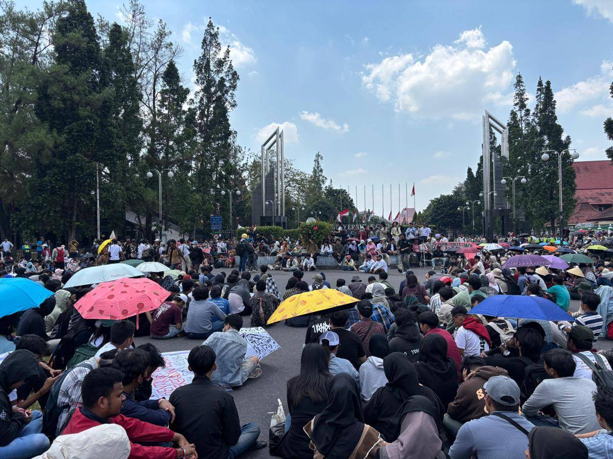 Ribuan massa aksi yang tergabung dalam Jogja Memanggil menggelar aksi di Bundaran Universitas Gadjah Mada (UGM), Senin (1/9/2025).