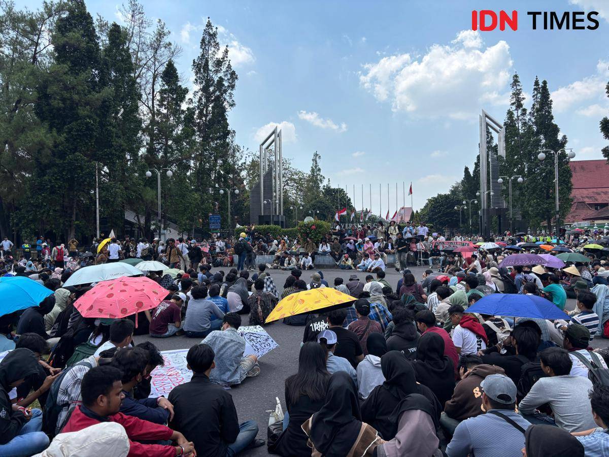 Ribuan massa aksi yang tergabung dalam Jogja Memanggil menggelar aksi di Bundaran Universitas Gadjah Mada (UGM), Senin (1/9/2025).