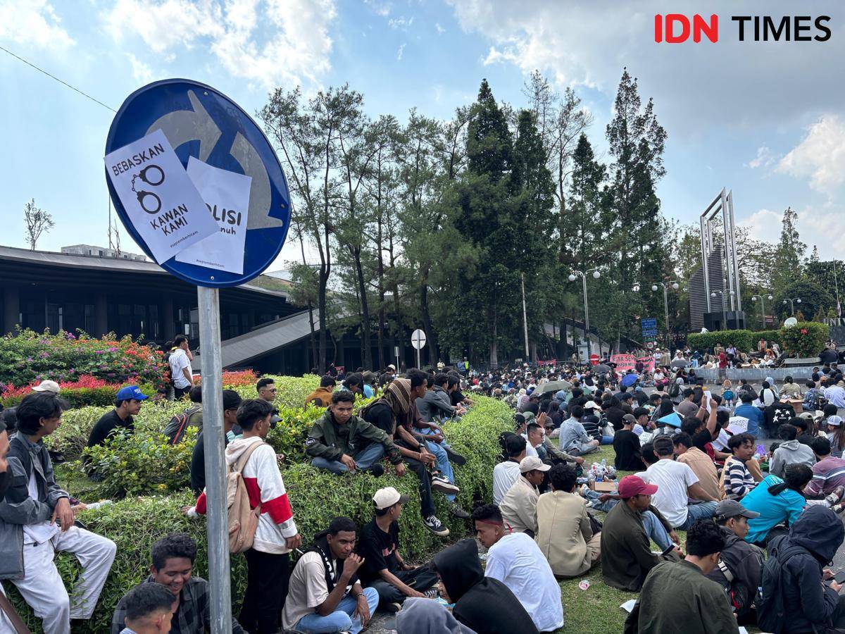 Aksi Jogja Memanggil di Bundaran Universitas Gadjah Mada (UGM), Senin (1/9/2025).