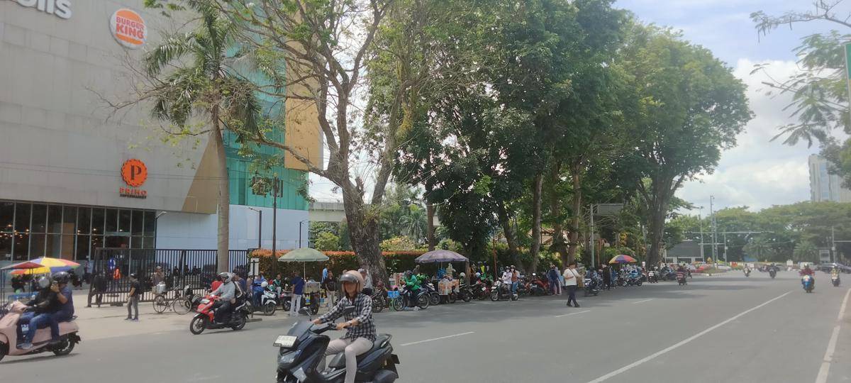 Potret pedagang kaki lima siaga di lokasi aksi Palembang (Dok. Aji untuk IDN Times)