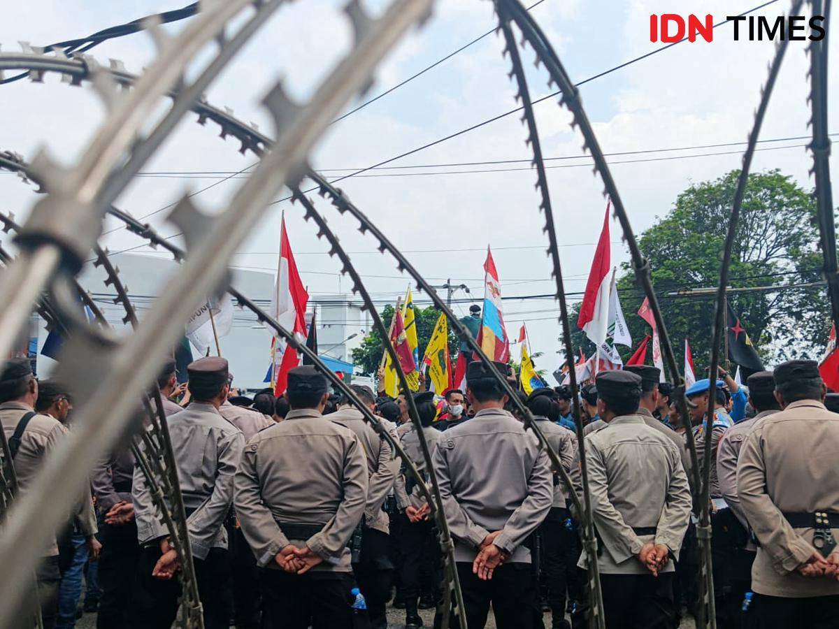 Potret Aksi “Lampung Menolak Diam, Indonesia (C)emas”  yang Digelar Aliansi Lampung Melawan di kawasan Gedung DPRD Lampung