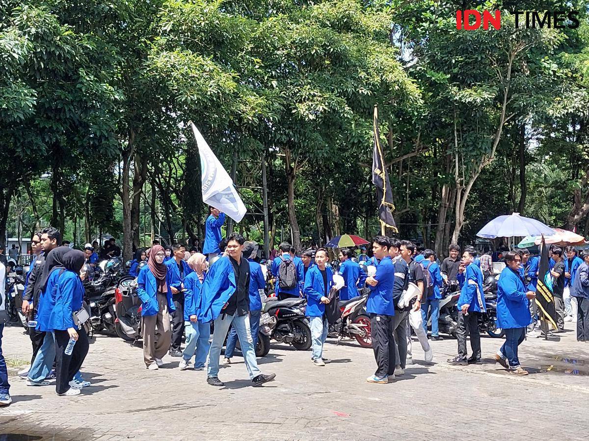Ribuan massa berkumpul di Taman Kamboja Banjarmasin, Senin (1/9/2025). (Hendra Lianor/IDN Times)