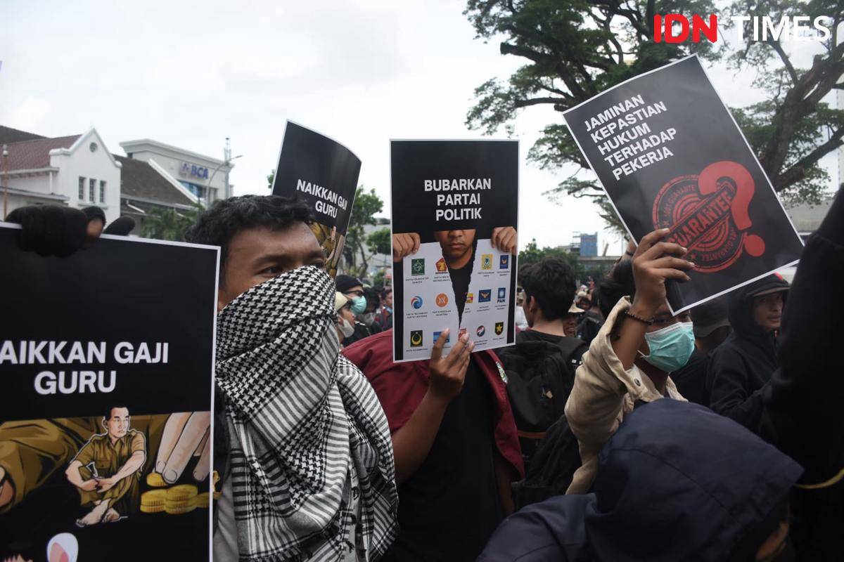 Aksi unjuk rasa massa AKBAR Sumut di kawasan titik nol Medan, Senin (1/9/2025) (IDN Times/Prayugo Utomo)