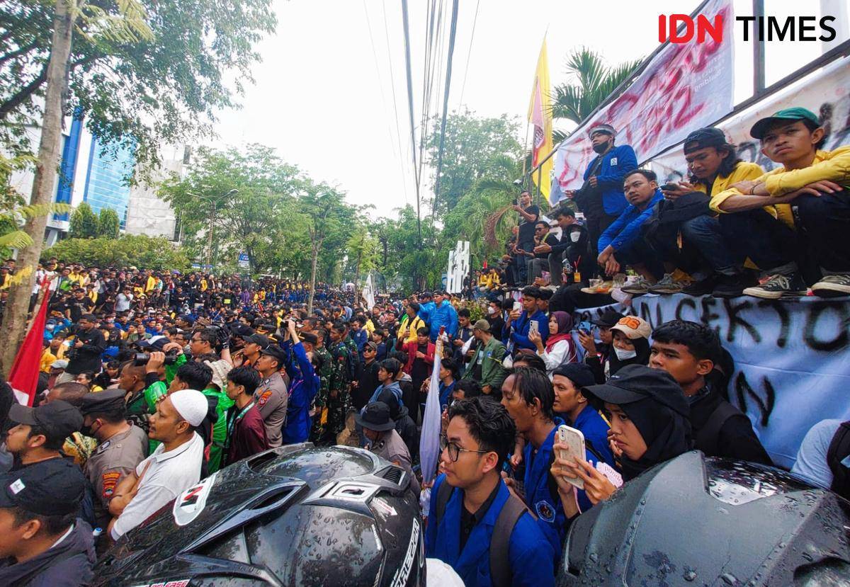 Ribuan massa aksi demo berkumpul di depan gedung DPRD Provinsi Kalsel menyuarakan berbagai aspirasi, Senin (1/9/2025). (Hendra Lianor/IDN Times)