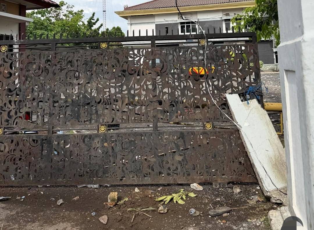 Kondisi gedung DPRD OKU yang rusak karena dilempar massa. (Instagram: baturajaupdate)