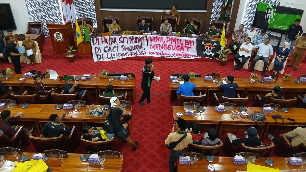 Demo di Gedung DPRD Kabupaten Tangerang