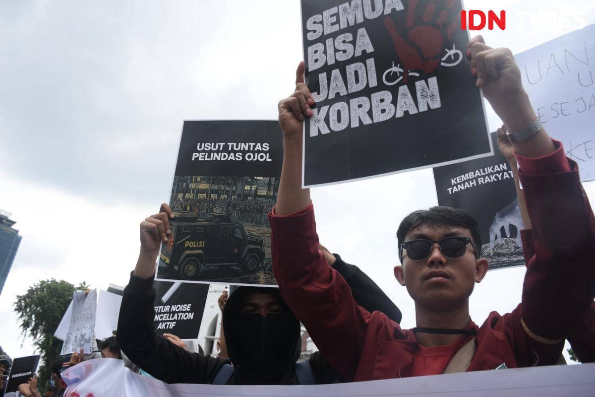 Aksi unjuk rasa massa AKBAR Sumut di kawasan titik nol Medan, Senin (1/9/2025) (IDN Times/Prayugo Utomo)