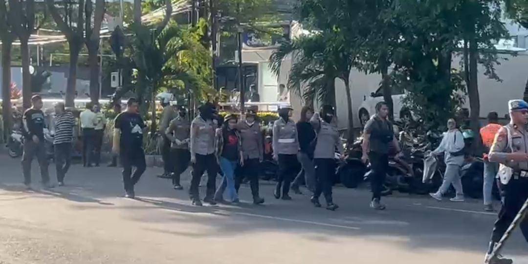 Polisi membubarkan aksi mahasiswa di depan Polrestabes Makassar dan lima orang ditangkap, Senin (1/9/2025). (IDN Times/Istimewa)