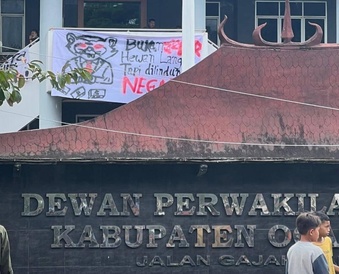 Suasana aksi unjuk rasa di gedung DPRD OKU. (Dok. Istimewa)