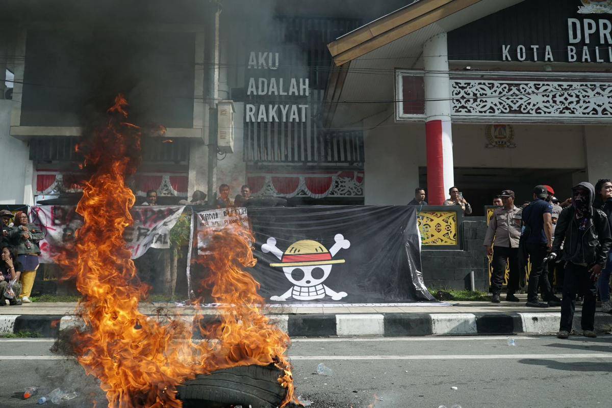 Aksi damai di Balai Kota Balikpapan Kalimantan Timur, Senin (1/9/2025). 