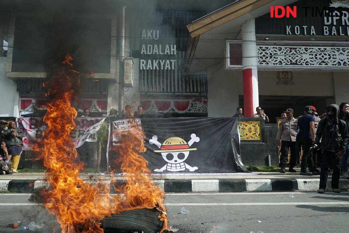 Aksi damai di Balai Kota Balikpapan Kalimantan Timur, Senin (1/9/2025).