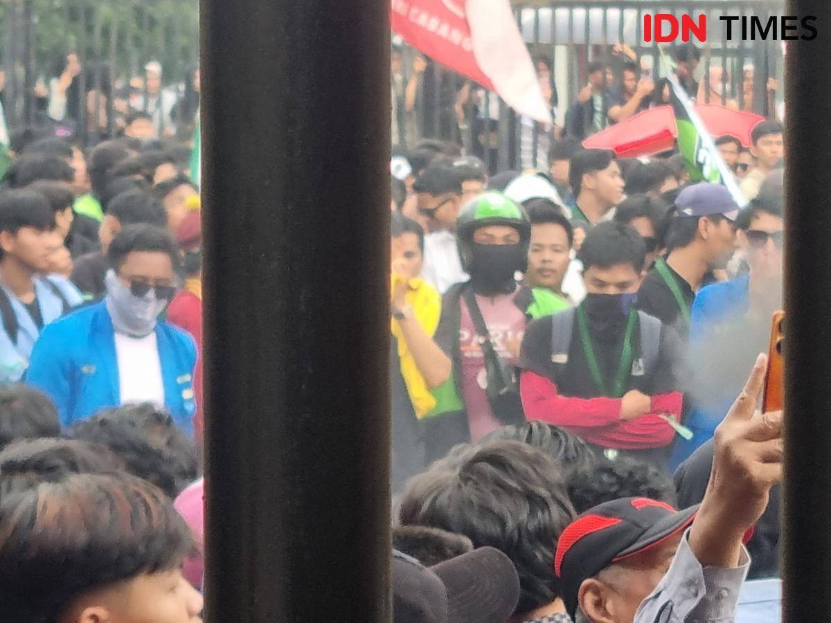 Mahasiswa membakar ban sebagai bentuk protes dan mendesak bertemu dengan wakil rakyat di depan Gedung DPRD Sumsel, Senin (1/9/2025).