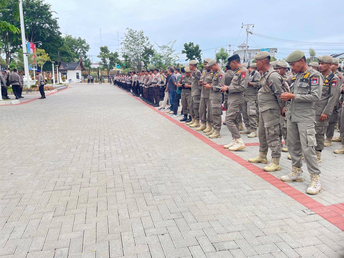 Pasukan TNI dan Polri apel di halaman Kantor DPRD Sumbar (Foto: IDN Times/Halbert Caniago)