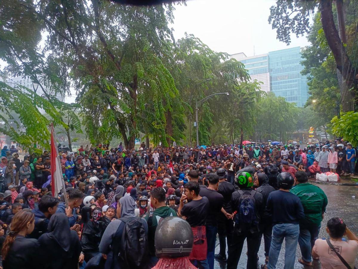 Demo massa AKBAR Sumut di depan DPRD Sumut, Senin (1/9/2025) (IDN Times/Prayugo Utomo)
