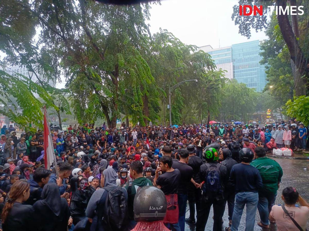 Demo massa AKBAR Sumut di depan DPRD Sumut, Senin (1/9/2025) (IDN Times/Prayugo Utomo)