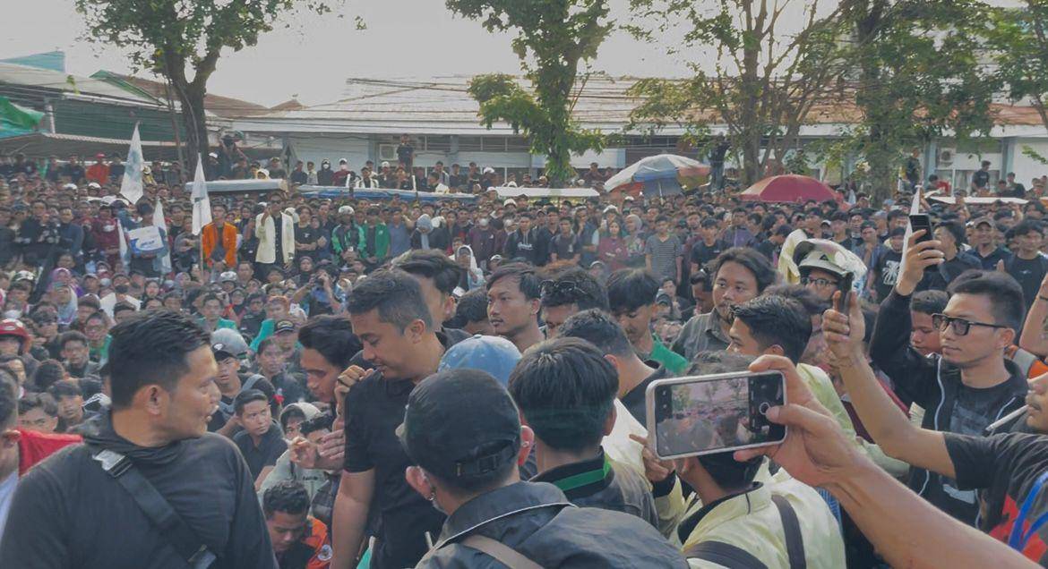Deretan tenda pedagang di pinggir jalan yang berada tepat di kerumunan massa aksi (Foto: IDN Times/Halbert Caniago)