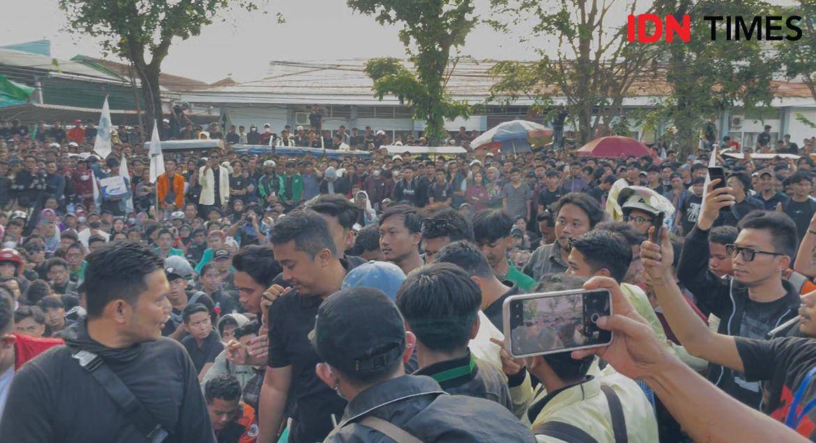 Deretan tenda pedagang di pinggir jalan yang berada tepat di kerumunan massa aksi (Foto: IDN Times/Halbert Caniago)