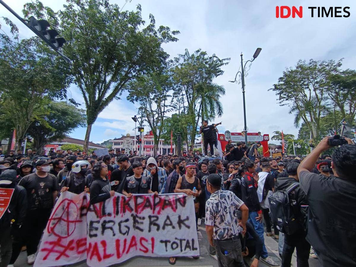 Aksi massa yang digelar di Kantor DPRD Balikpapan, Senin (1/9/2025).