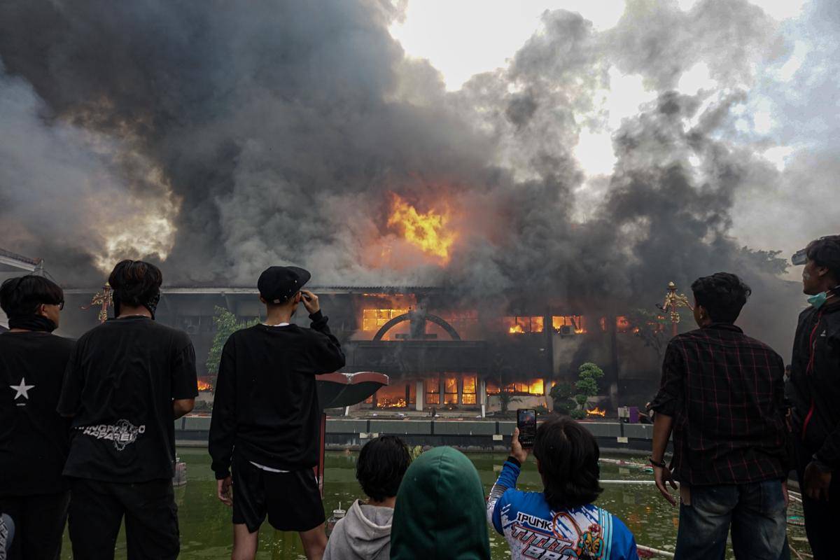 antarafoto-gedung-pemerintahan-di-kota-pekalongan-terbakar-1756707823.jpg