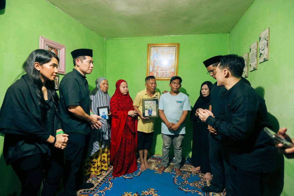 Foto 1 Jajaran manajemen Grab menyampaikan belasungkawa secara langsung kepada keluarga Almarhum Rusdamdiansyah atau Dandi (4 orang di tengah – ibu, kakak, ayah dan adik), [kiri] Tirza Munusamy (Chief of Public Af.jpg