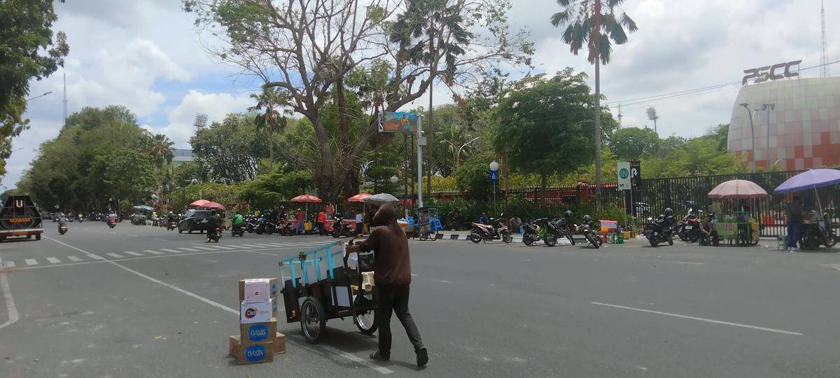 Potret pedagang kaki lima siaga di lokasi aksi Palembang (Dok. Aji untuk IDN Times)