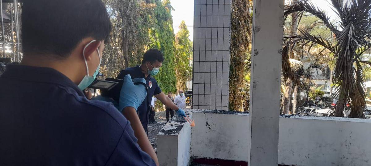 Polisi menggelar olah tempat kejadian perkara (TKP) di lokasi kebakaran Kantor DPRD Makassar. (Dok. Istimewa)