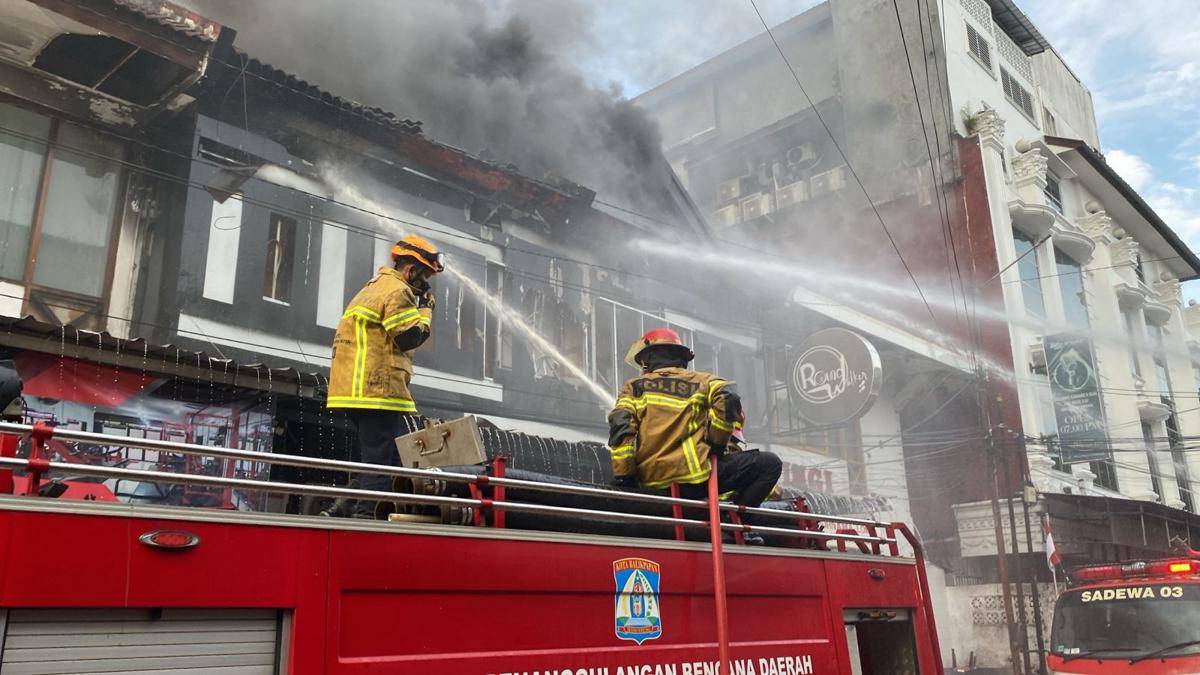 Petugas BPBD Balikpapan melakukan pemadaman pada THM di Balikpapan.