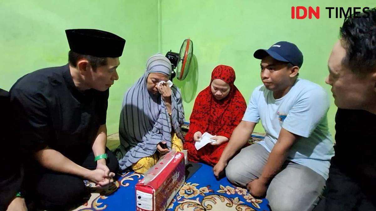 Anthony Tan - Group CEO & Co-Founder Grab  melayat ke rumah duka Rusdamdiansyah alias Dandi, mitra pengemudi yang tewas dalam gelombang unjuk rasa di Makassar, Jumat (29/8/2025). (IDN Times/Darsil Yahya)