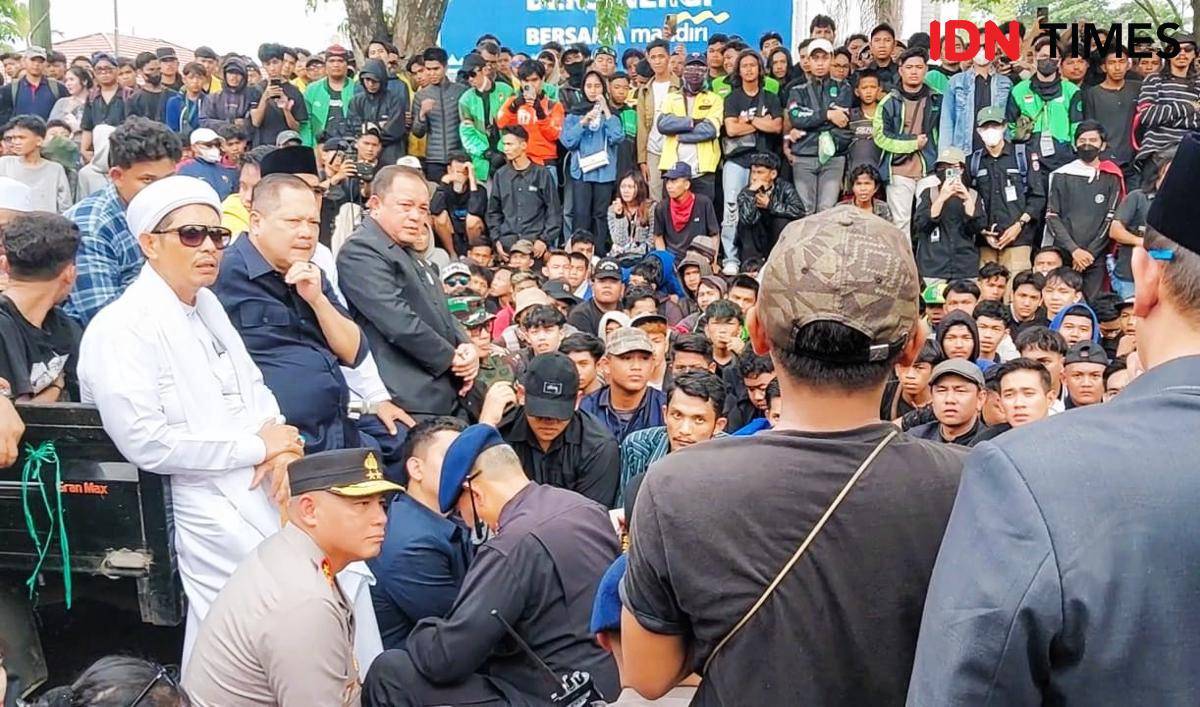 Sejumlah peserta aksi demo diberi kesempatan menyampaikan keluhan di hadapan Ketua DPRD Kalsel, Senin (1/9/2025). (Hendra Lianor/IDN Times)