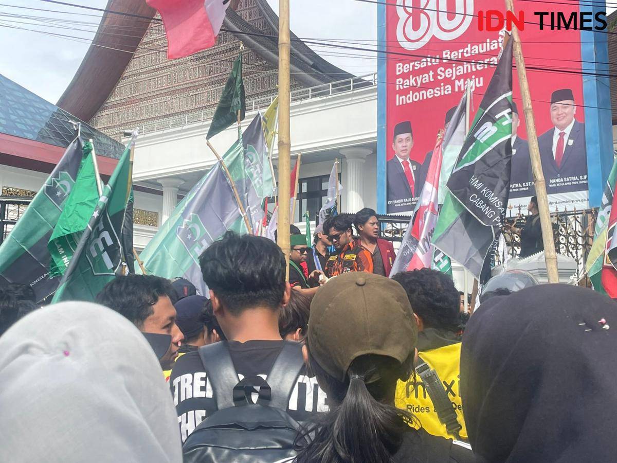 Ribuan massa yang tergabung dalam massa aksi Cipayung Plus dan organisasi masyarakat sipil lainnya melakukan unjuk rasa di depan Gedung DPRD Sumatra Barat, Senin (1/9/2025). (IDN Times/Halbert Caniago)