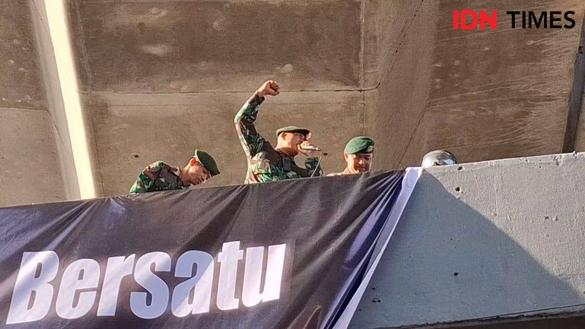 Pasukan TNI mengawal ketat aksi demonstrasi ribuan mahasiswa di Makassar, Senin (1/9/2025). IDN Times/Darsil Yahya