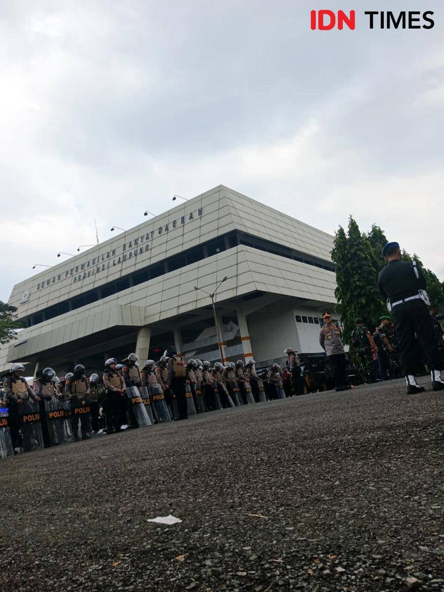 Potret Aksi “Lampung Menolak Diam, Indonesia (C)emas” yang Digelar Aliansi Lampung Melawan di kawasan Gedung DPRD Lampung