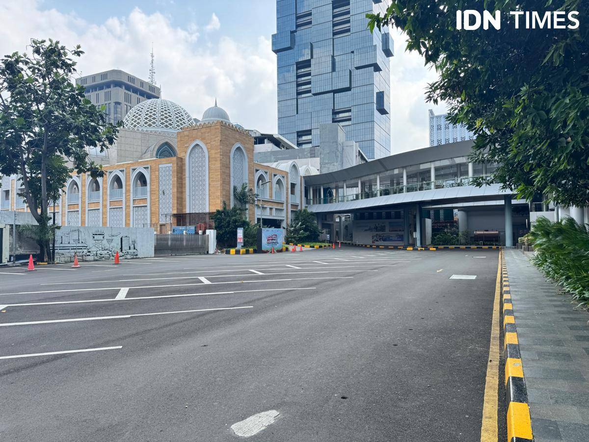 Area parkiran Kementerian BUMN, Jakarta Pusat, Senin (1/9/2025). (IDN Times/Vadhia Lidyana)