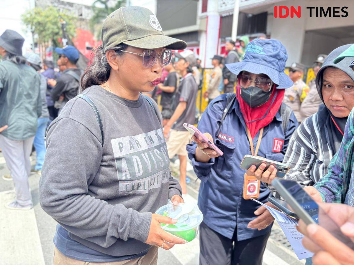 Wama Ani (36), emak-emak asal Balikpapan yang ikut dalam demonstrasi di Balikpapan.