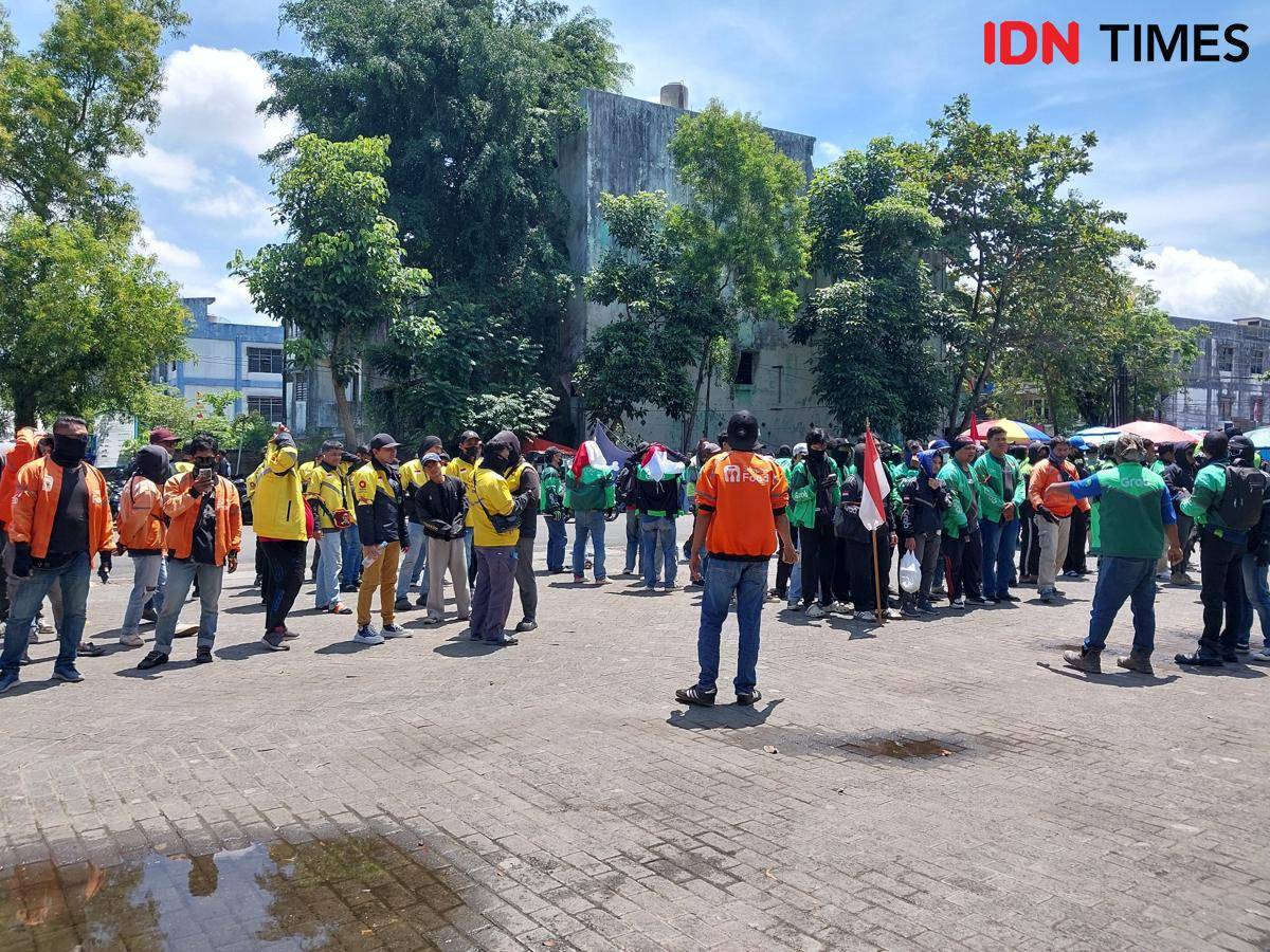 Ribuan massa berkumpul di Taman Kamboja Banjarmasin, Senin (1/9/2025). (Hendra Lianor/IDN Times)