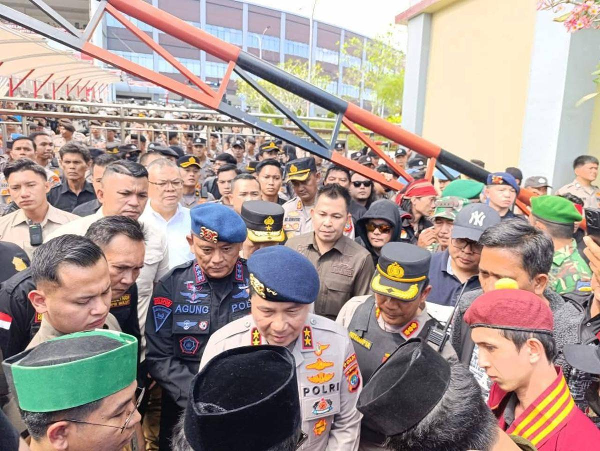 Demo di Kantor DPRD Sulawesi Utara di Kota Manado, Senin (1/9/2025). IDN Times/Savi