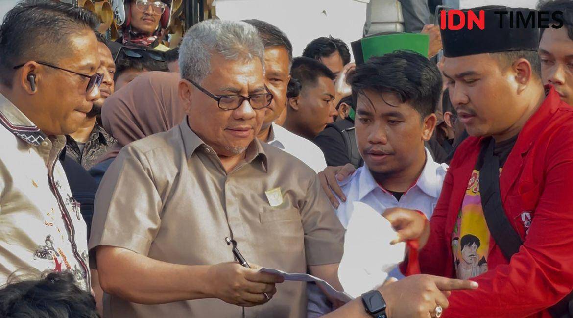 Ketua GMNI Sumbar, Pandu menyerahkan tuntutan kepada ketua DPRD Sumbar, Muhidi.