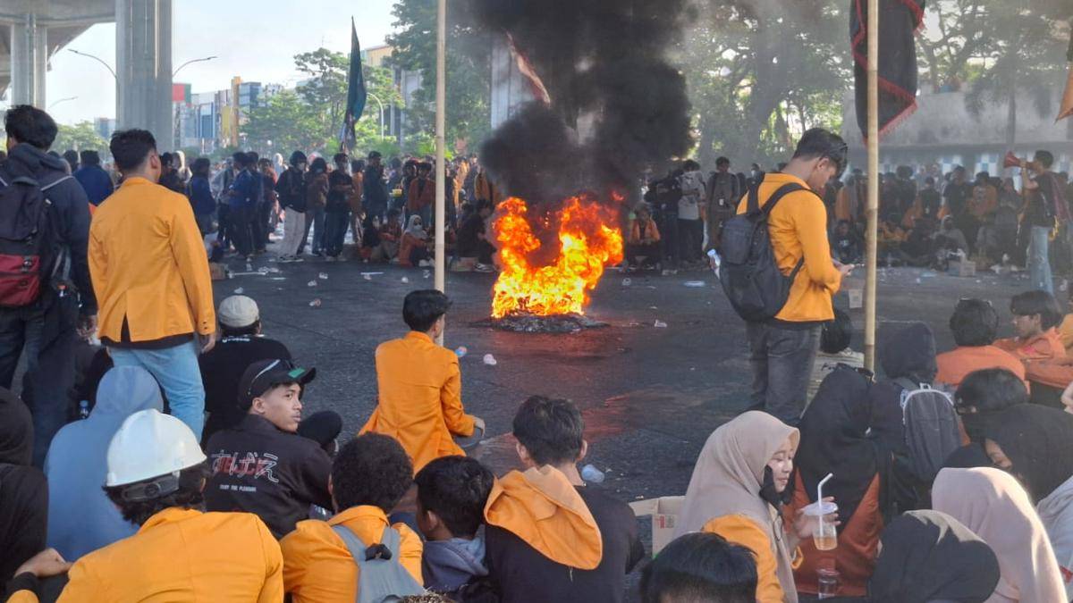 Pasukan TNI mengawal ketat aksi demonstrasi ribuan mahasiswa di Makassar, Senin (1/9/2025). IDN Times/Darsil Yahya