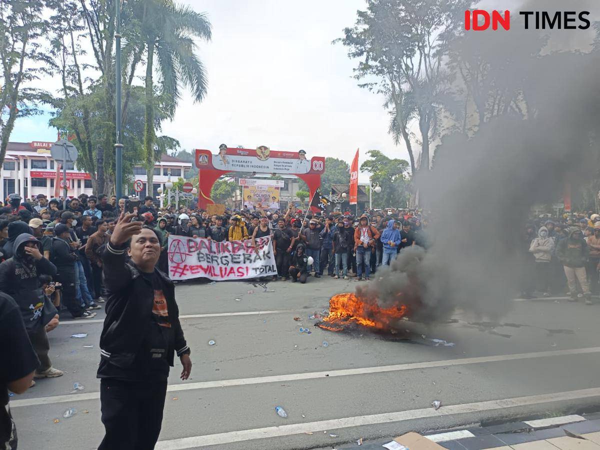 Aksi massa yang digelar di Kantor DPRD Balikpapan, Senin (1/9/2025).