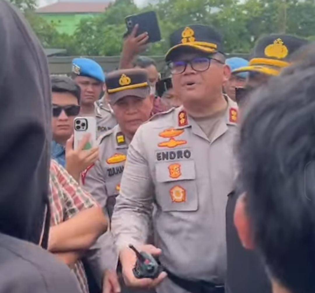 Kapolres OKU saat menemui massa dalam unjuk rasa di DPRD OKU. (Dok. Istimewa)