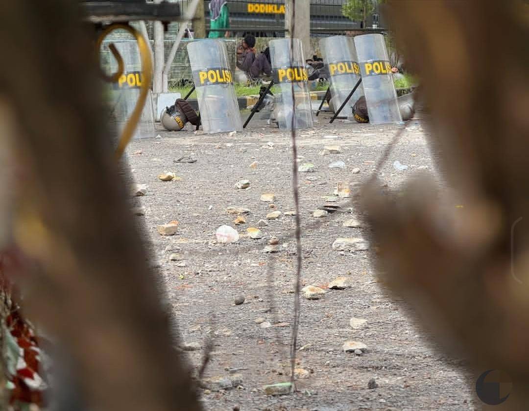 Kondisi gedung DPRD OKU yang rusak karena dilempar massa. (Instagram: baturajaupdate)