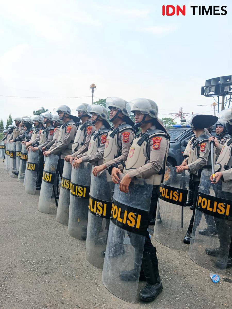 Potret Aksi “Lampung Menolak Diam, Indonesia (C)emas” yang Digelar Aliansi Lampung Melawan di kawasan Gedung DPRD Lampung