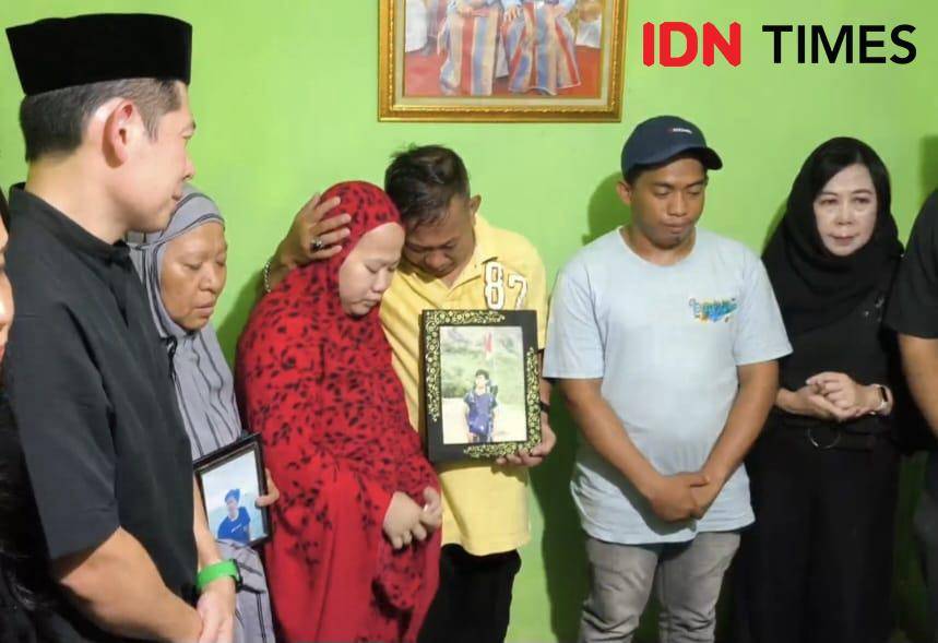 Anthony Tan - Group CEO & Co-Founder Grab (kiri) melayat ke rumah Rusdamdiansyah, mitra pengemudi yang tewas dalam gelombang unjuk rasa di Makassar, Jumat (29/8/2025). (IDN Times/Darsil Yahya)