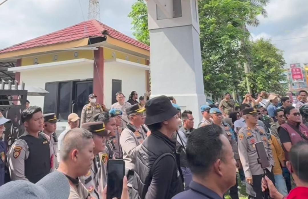 Sejumlah warga mencoba masuk saat unjuk rasa di DPRD OKU. (Dok. Istimewa)