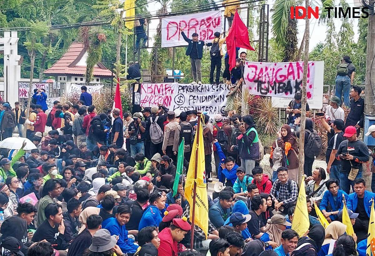Ribuan massa aksi demo berkumpul di depan gedung DPRD Provinsi Kalsel menyuarakan berbagai aspirasi, Senin (1/9/2025). (Hendra Lianor/IDN Times)