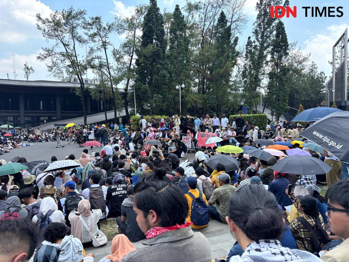 Ribuan massa aksi yang tergabung dalam Jogja Memanggil menggelar aksi di Bundaran Universitas Gadjah Mada (UGM), Senin (1/9/2025).