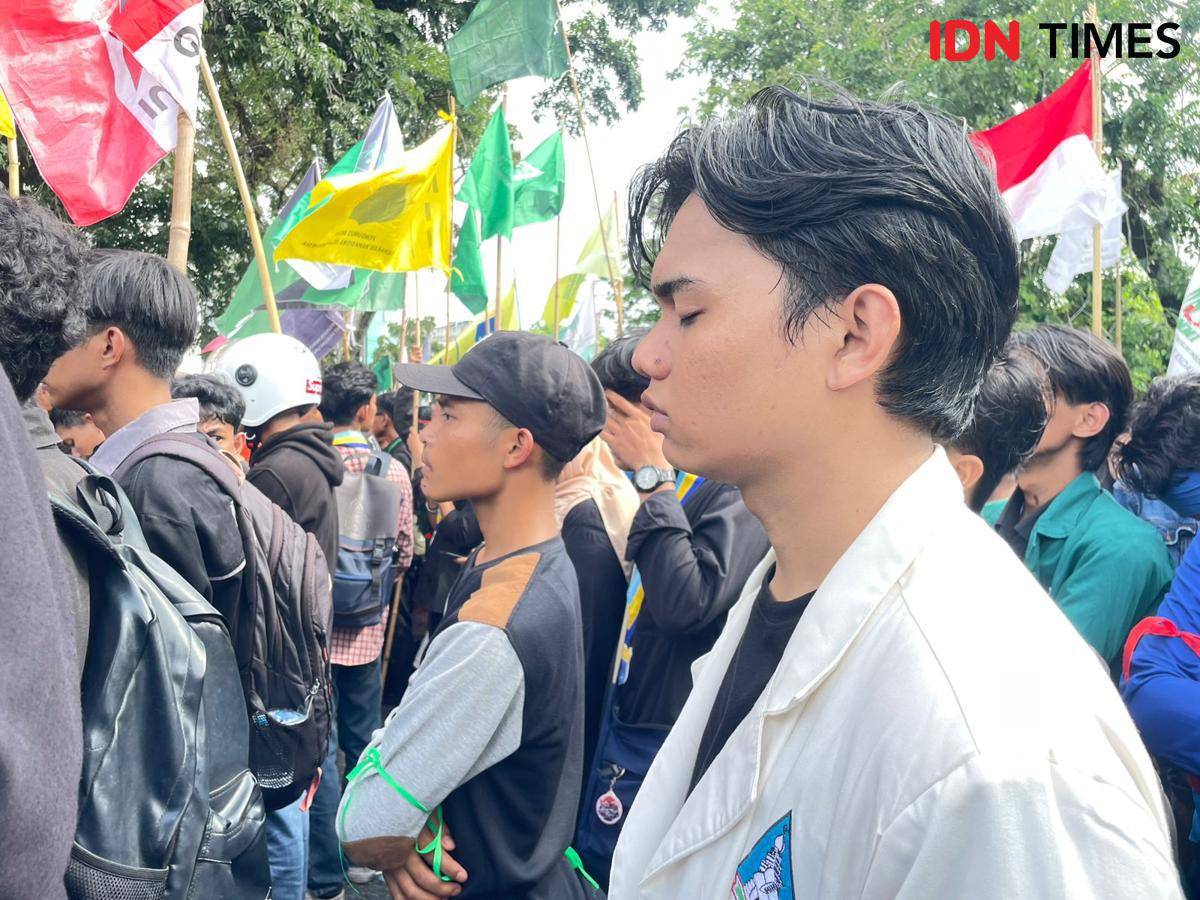 Ribuan massa yang tergabung dalam massa aksi Cipayung Plus dan organisasi masyarakat sipil lainnya melakukan unjuk rasa di depan Gedung DPRD Sumatra Barat, Senin (1/9/2025).